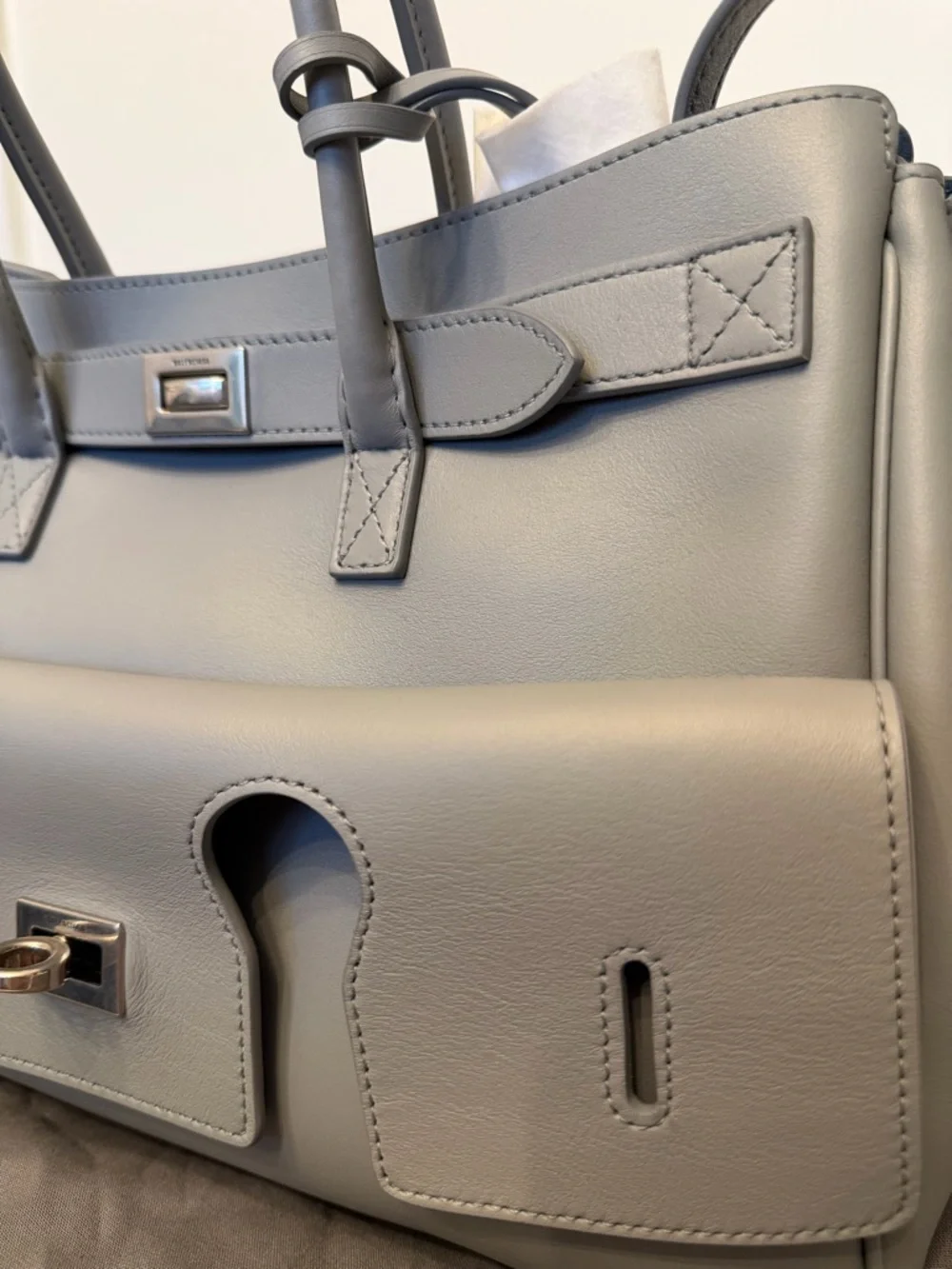 Balenciaga BEL AIR CARRY ALL BAG SMALL IN CLOUD GREY - Picture 6 of 16